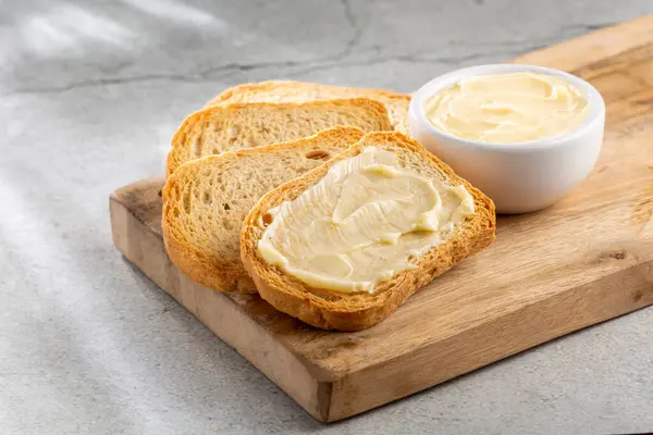 バターと健康的な全粒粉トースト — ストック写真