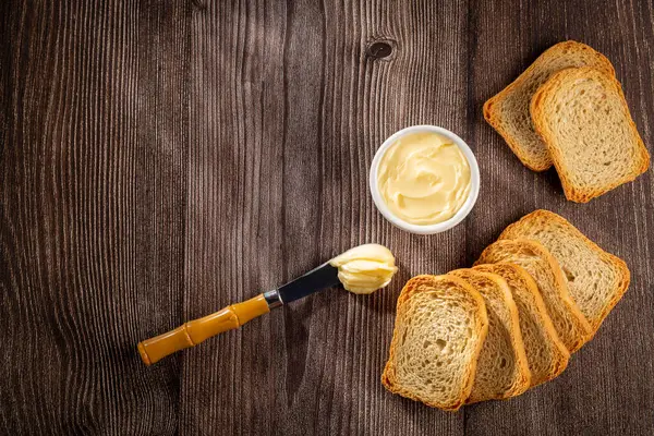 Tereyağlı sağlıklı bir tost..