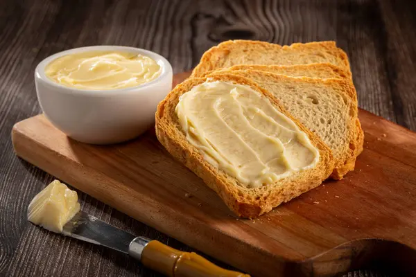 健康的全麦吐司加黄油 — 图库照片