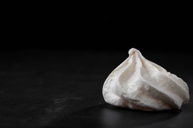 Masanın üzerinde kurabiye var..