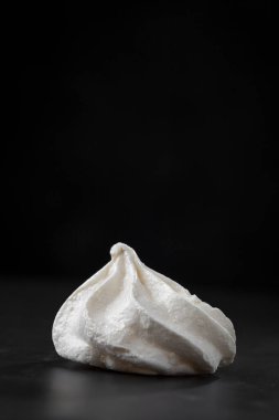 Masanın üzerinde kurabiye var..