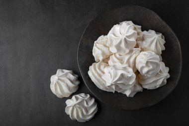 Masada lezzetli kurabiyeler var..