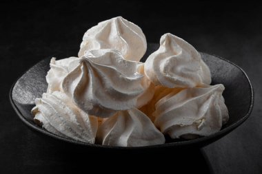 Masada lezzetli kurabiyeler var..