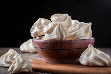 Masada lezzetli kurabiyeler var..