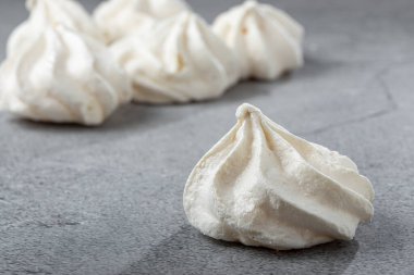 Masada lezzetli kurabiyeler var..