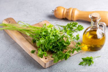 Masada taze İtalyan maydanozu var. Yeşil maydanoz.