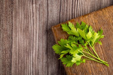 Masada taze İtalyan maydanozu var. Yeşil maydanoz.