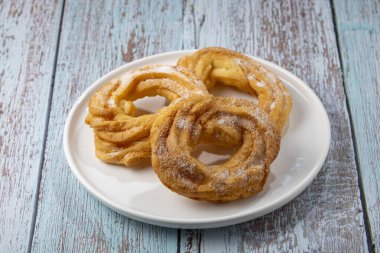 Şekerli çörekler masada. Brezilya çörekleri.