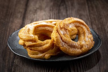 Şekerli çörekler masada. Brezilya çörekleri.