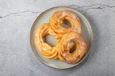 Şekerli çörekler masada. Brezilya çörekleri.