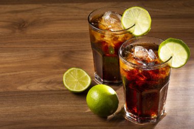 Buzlu ve limonlu kola bardakları..