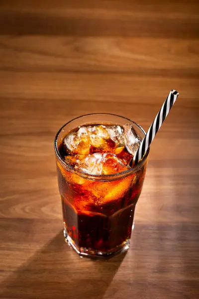 Vidro Cola Com Cubos Gelo Mesa Madeira — Fotografia de Stock
