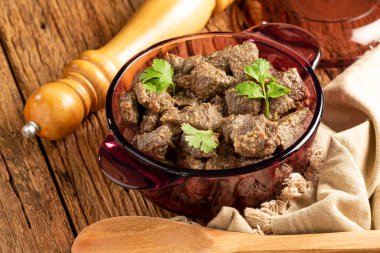 Ahşap masadaki tavada haşlanmış et. Et yahnisi..