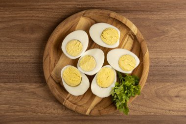 Masada dilimlenmiş yumurta.