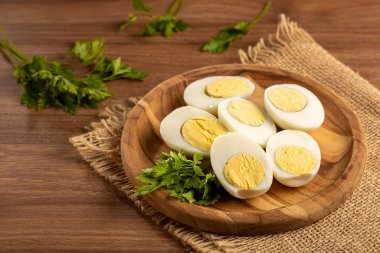 Masada dilimlenmiş yumurta.