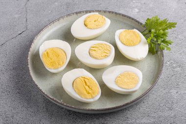 Masada dilimlenmiş yumurta.