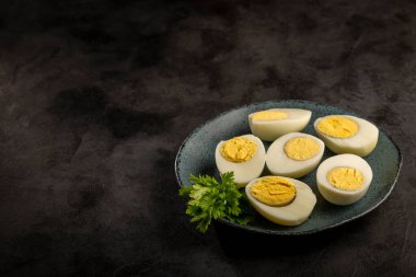 Masada dilimlenmiş yumurta.