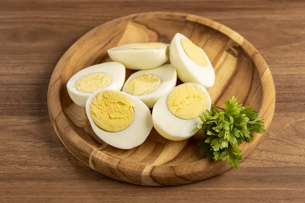 Gekochte Eier Scheiben Geschnitten Auf Dem Tisch — Stockfoto