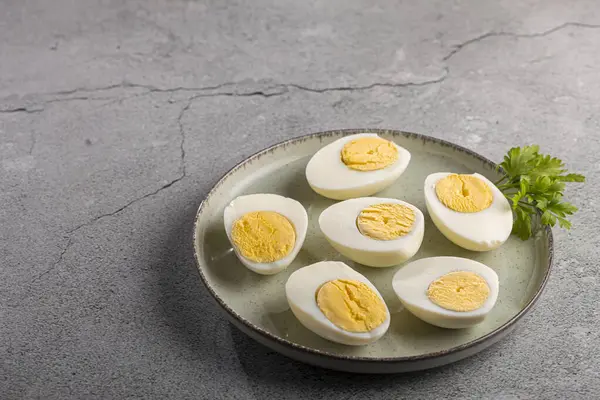 Huevos Cocidos Rodajas Sobre Mesa —  Fotos de Stock