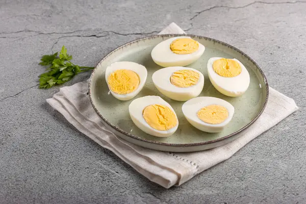 桌子上有切片煮熟的鸡蛋 — 图库照片