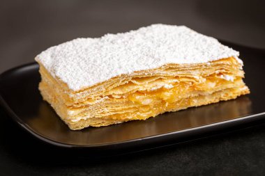 Mille feuille tatlısı tabakta.