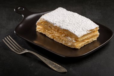 Mille feuille tatlısı tabakta.