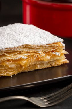 Mille feuille tatlısı tabakta.