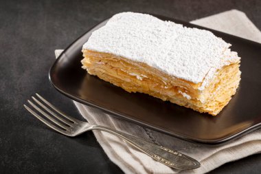 Mille feuille tatlısı tabakta.