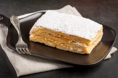 Mille feuille tatlısı tabakta.