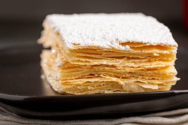 Mille feuille tatlısı tabakta.