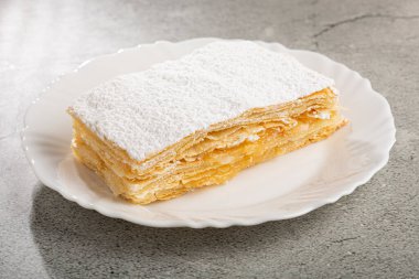 Mille feuille tatlısı tabakta.