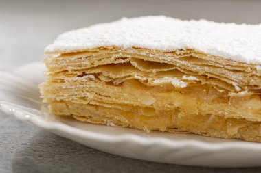 Mille feuille tatlısı tabakta.