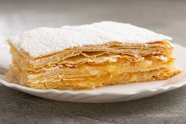 Mille feuille tatlısı tabakta.