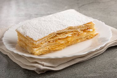 Mille feuille tatlısı tabakta.