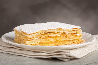 Mille feuille tatlısı tabakta.