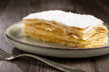 Mille feuille tatlısı tabakta.