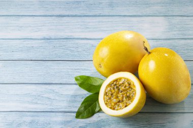 Masada dilimlenmiş sarı tutku meyvesi