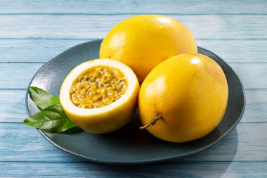 Masada dilimlenmiş sarı tutku meyvesi