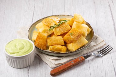 Kızarmış Cassava. Cassava, geleneksel Brezilya yemekleri..
