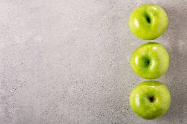 yeşil elmalar masada.