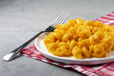 Makarna ve peynir, tipik Amerikan yemeği..