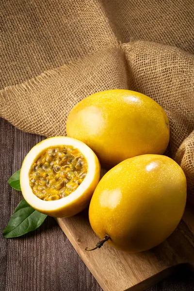 Yellow Passion Fruit Sliced Table — Stock Photo, Image