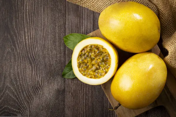 Yellow Passion Fruit Sliced Table — Stock Photo, Image