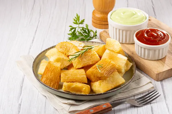 Kızarmış Cassava. Cassava, geleneksel Brezilya yemekleri..
