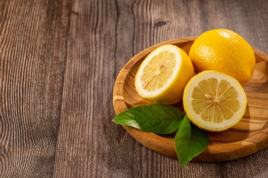 Masada taze İtalyan limonları var. Sicilya limonu.