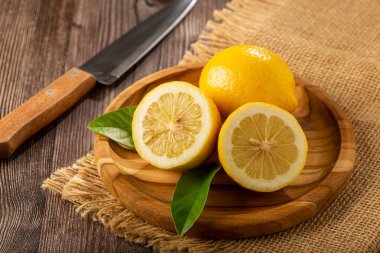 Masada taze İtalyan limonları var. Sicilya limonu.