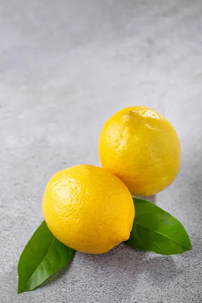 テーブルの上の新鮮なイタリアのレモン シチリア レモン — ストック写真