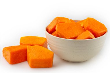 Dilimlenmiş balkabağı beyaz arkaplanda izole edilmiş