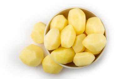 Soyulmuş çiğ patatesler beyaz arka planda izole edilmiş..