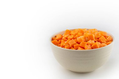 Beyaz arka plan üzerinde izole dilimlenmiş havuç